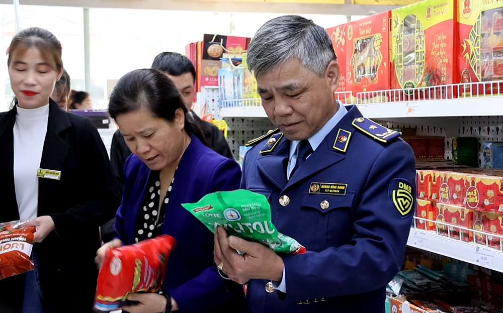 Lực lượng QLTT kiểm tra các cơ sở kinh doanh mặt hàng phục vụ Tết Nguyên đán tại thị trấn Yên Thế.